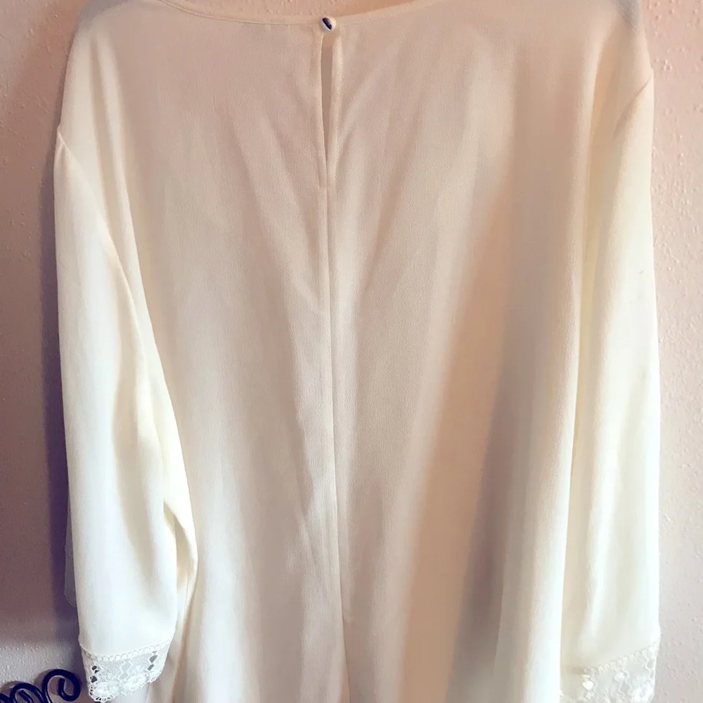 B31). Beautiful Blouse. Winter white - Picture 2 of 4